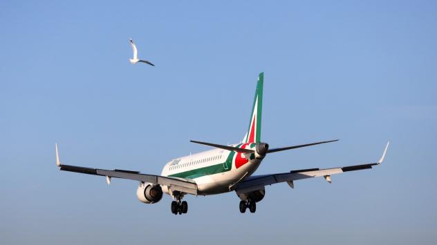 Embraer на Alitalia SpA се готви за кацане на Сити еърпорт в Лондон на 7 януари 2017. Photographer: Chris Ratcliffe/Bloomberg