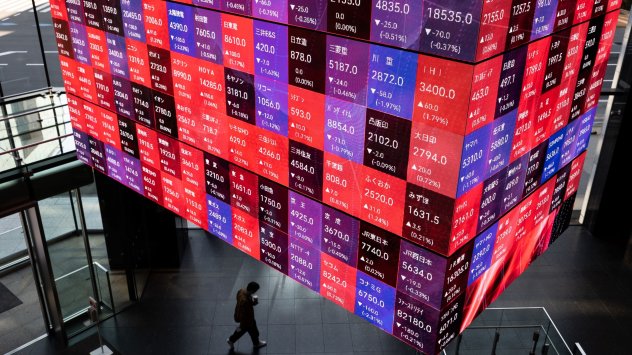 Азиатските акции се понижиха, докато инвеститорите оценяваха неочаквано силните данни