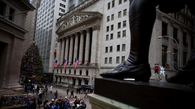 Група туристи пред статуята на Джордж Вашингтон и Нюйоркската фондова борса /NYSE/, Ню Йорк, САЩ. 27 декември 2016. Photographer: Michael Nagle/Bloomberg