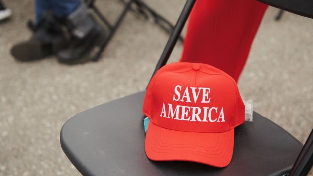 Бившият президент Доналд Тръмп е пренесъл класифицирана информация в дома