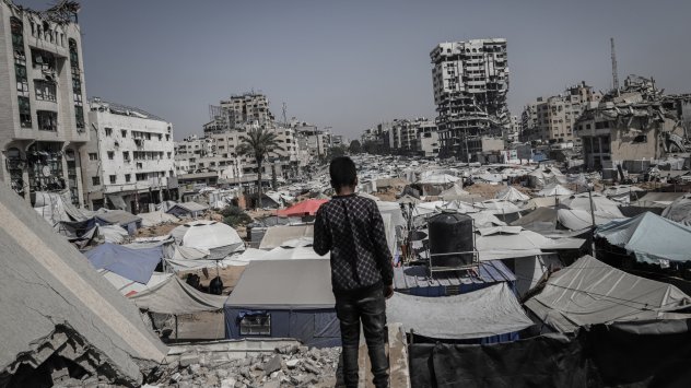  Отломки от разрушени сгради и временни убежища за разселени палестинци в град Газа през юни.  Снимка: Ахмад Салем/Bloomberg