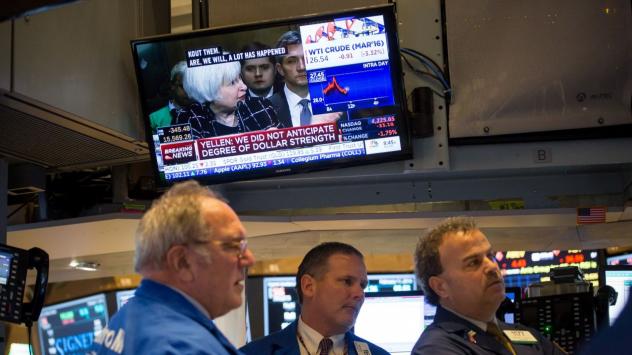 Председателят на Федералния резерв на екрана на телевизори в Ню Йорк, САЩ на 11 февруари 2016 г. Фото: Michael Nagle/Bloomberg