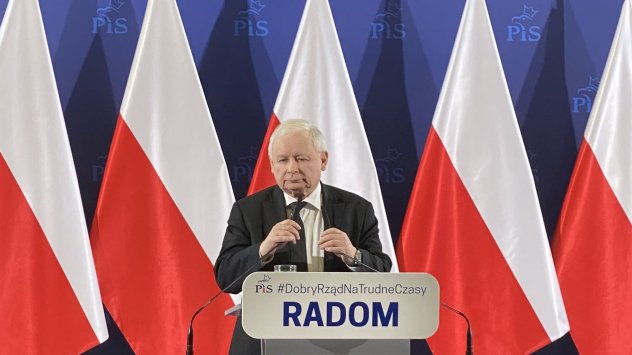 На фона на половин дузина червено бели полски знамена на Ярослав