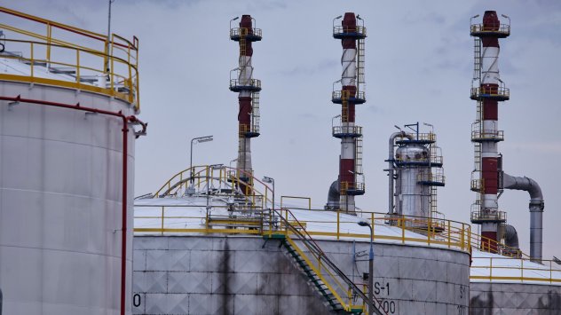 Суровият петрол поскъпва леко след като във вторник поевтиня до