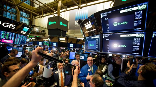 Трейдъри на NYSE в първия ден на търговия на Spotify Technology SA. Ню Йорк. 3 април 2018. Photographer: Michael Nagle/Bloomberg