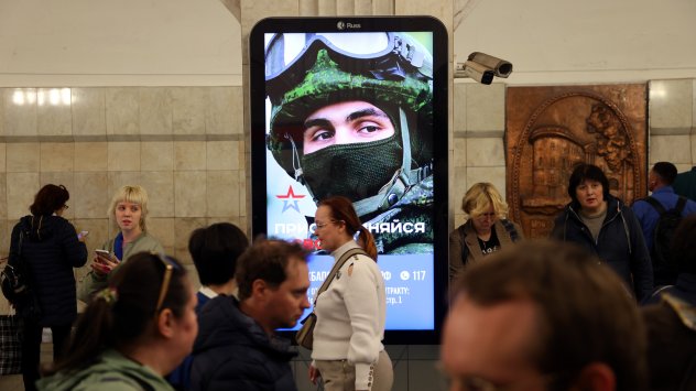 Билборд, рекламиращ договори за работа в руската армия, в Москва. Снимка: AFP/Getty Images