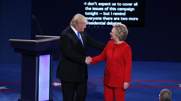 Доналд Тръмп и Хилари Клинтън се здрависват по време на първия дебат помежду им в Хемстед, Ню Йорк Снимка: Daniel Acker/Bloomberg