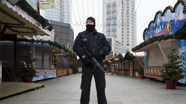Берлинският коледен пазар след атентата, Берлин, Германия. 21 декември 2016. Снимка: Jasper Juinen/Bloomberg