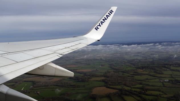 Крило на самолет на Ryanair над Дъблин. 12 април 2016. Photographer: Luke MacGregor/Bloomberg