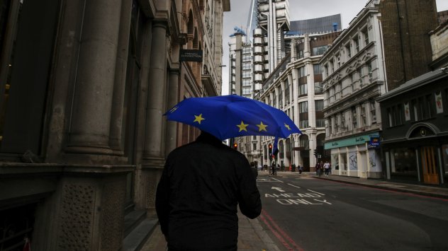 Великобритания ще позволи хилади граждани на ЕС да останат в