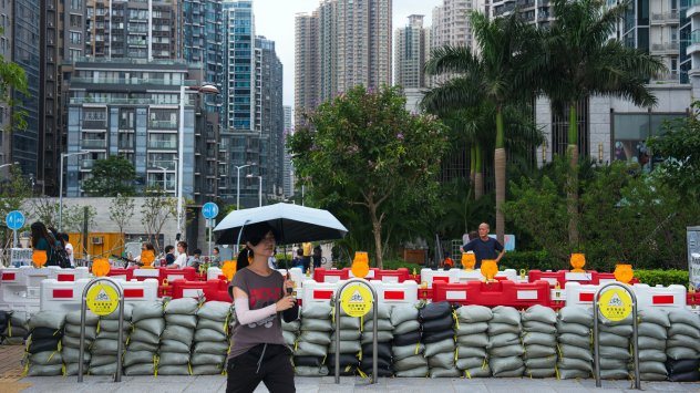 Пясъчни чували, поставени близо до брега в квартал Цун Кван О в очакване на супер тайфуна Рагаса в Хонконг на 23 септември. Фотограф: Лам Ик/Bloomberg