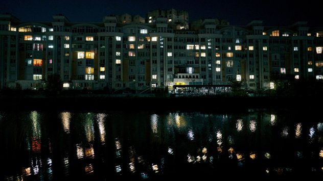 Електрически лампи в жилищен блок покрай река Бик в Кишинев, Молдова. Снимка: Андрей Пунгьовщи/Bloomberg