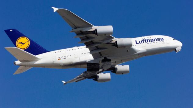 Airbus A380 на Deutsche Lufthansa AG излита от Франкфурт на 21 август 2015. Photographer: Martin Leissl/Bloomberg