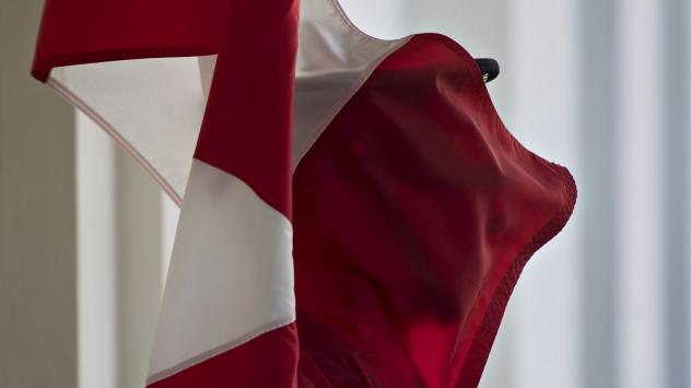 Канадското знаме, издигнато във Вашингтон в чест на пристигането на министър-председателя Джъстин Трюдо в САЩ. 13 февруари 2017. Photographer: Andrew Harrer/Bloomberg