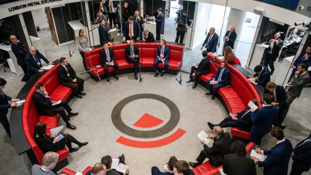 Лондонските търговци на метали все още се съвземат от историческата