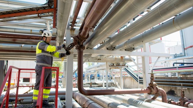 Петролът се стабилизира след като падна под 100 долара за