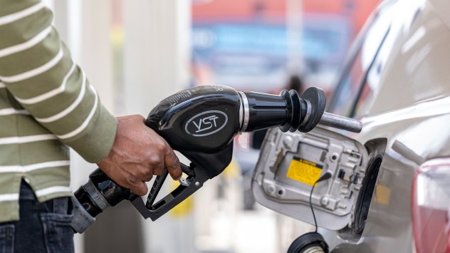 Средната цена на обикновения безоловен бензин в САЩ е спаднала