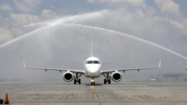 Embraer E190 на България Ер под водна арка на летище София. 1 юни 2015. Снимка: СГрозева/BloombergTVBulgaria