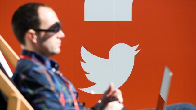 Логото на Twitter Inc. и посетител на MWC в Барселона. 1 март 2017. Photographer: Chris Ratcliffe/Bloomberg