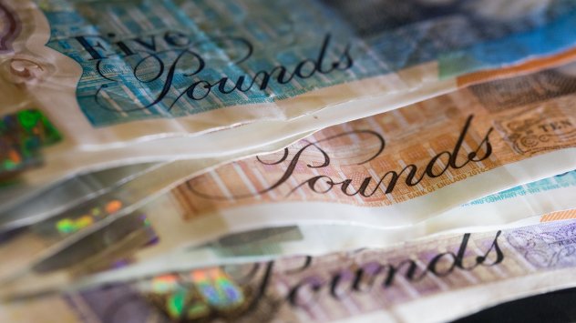 Британските политици имат сложни отношения с паунда който има сложна