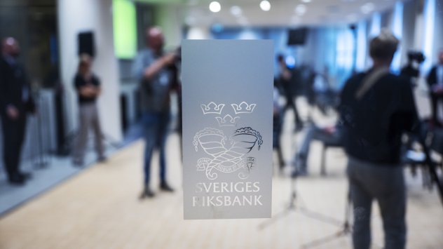 Отслабването на шведската валута засилва натиска върху Централната банка да