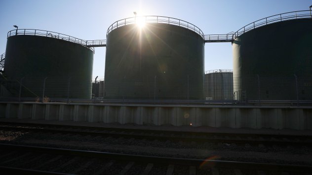 Петролът поевтиня след като гуверньорът на Федералния резерв Джером Пауъл