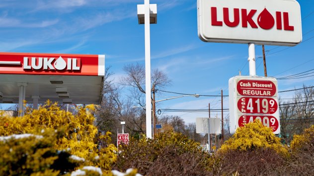 Боб Сингх иска да изстърже табелата на Лукойл от бензиностанцията
