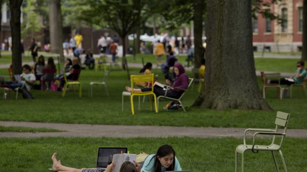 Студентки пред Харвард. Снимка: Victor J. Blue/Bloomberg