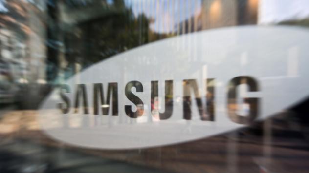 Логото на Samsung в бизнес сграда на компанията в Сеул, Снимка: Seong Joon Cho/Bloomberg