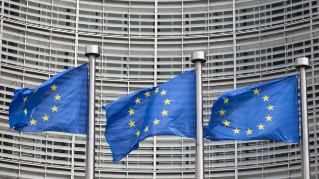Знамената на Европейския съюз пред сградата на Европейската комисия в Брюксел, Белгия на 8 юни 2018. Снимка:Jasper Juinen/Bloomberg