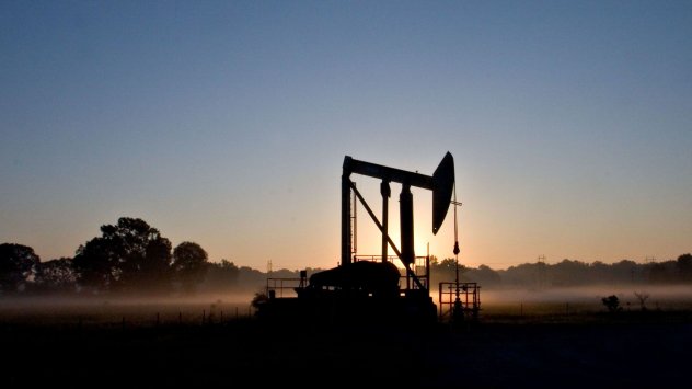 Петролът увеличи загубите, тъй като инвеститорите пренасочиха фокуса си обратно