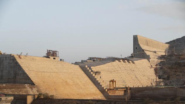 Строящата се стена на GERD. Снимка:Zacharias Abubeker/Bloomberg