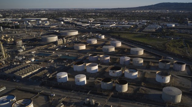 Петролът поскъпна докато САЩ и Европа се готвят да наложат