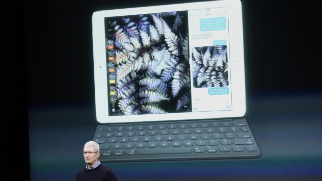 Тим Кук, гл. изп. директор на Apple на събитието в Купертино, Калифорния за представяне на новия iPhone SE на 21/3/2016. Photographer: David Paul Morris/Bloomberg