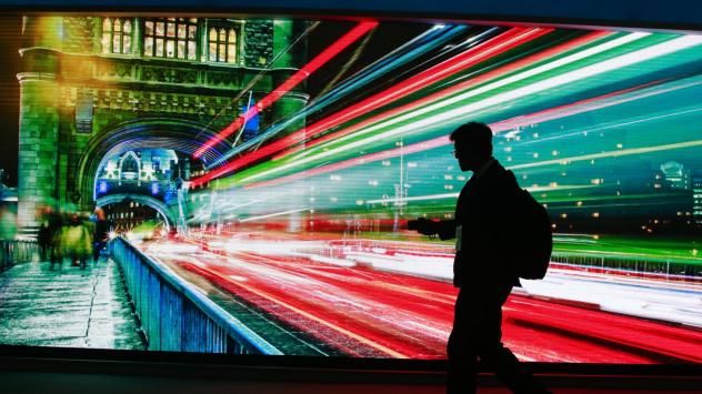 Посетител преминава покрай щанда на Accenture по време на Световния мобилен конгрес в Барселона, Испания; Снимка: Pau Barrena/Bloomberg