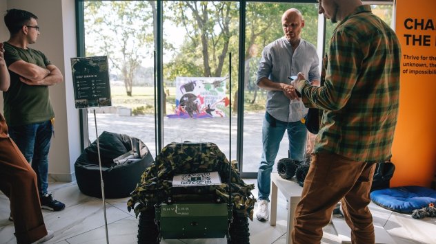 Skylab Sirko-S, дистанционно управляван транспортьор, подобен на картинг, с термокамери, показан на конференцията Inscience в Киев на 17 юни. Снимка: Юлия Кулешова/Bloomberg