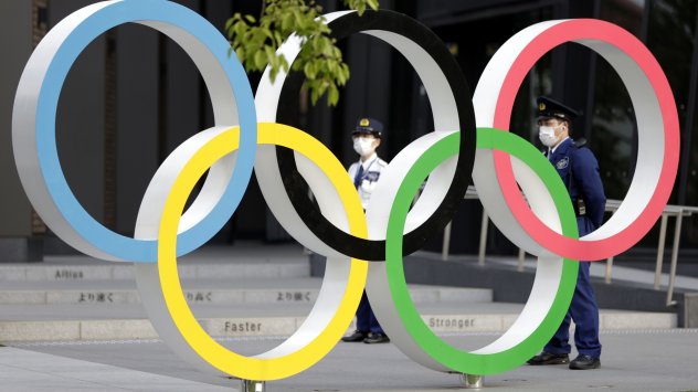 Политиците смятат че целта е да се привлече вниманието към