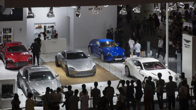 Посетителите на автосалона в Гуанджоу, Китай гледат колите на Aston Martin Lagonda. Photographer: Qilai Shen/Bloomberg