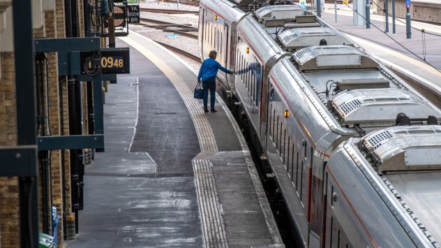 Служителите на метрото в Париж и Лондон в знак на