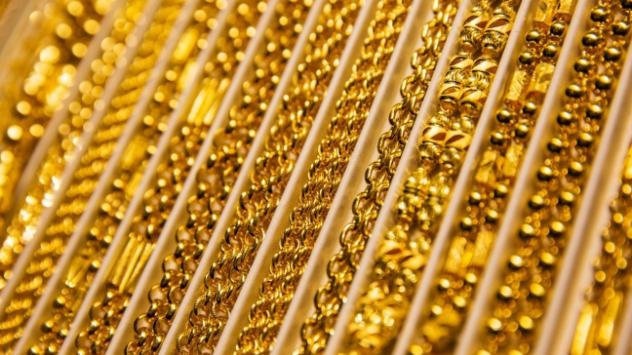 Златни бижута в магазин в Хонконг. 2 февруари 2016. Photographer: Billy H.C. Kwok/Bloomberg