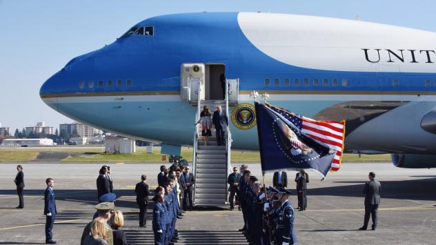Президентът на САЩ слиза по стълбите на президентския Air Force One във въздушна база Йокота, Токио, 5 ноември 2017. Снимка: Kazuhiro Nogi/Pool via Bloomberg