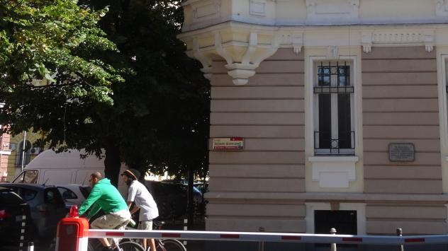 Велосипедисти в центъра на София, до Народния театър. 24 септември 2016. Снимка: BloombergTVBulgaria