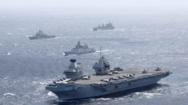 HMS Queen Elizabeth (отпред) с индийска многофункционална фрегата Shivalik (втора отпред) в Бенгалския залив. Снимка на Royal Navy