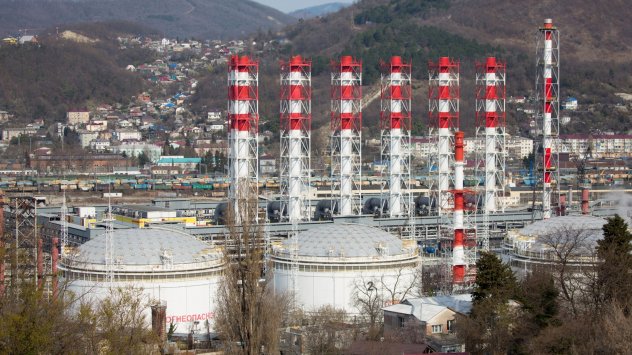 Цената на петрола продължава да се повишава докато САЩ се