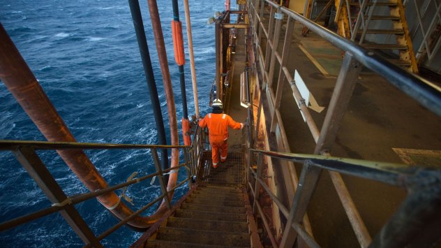 Световните петролни компании влагат милиарди долари в морски сондажи като