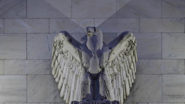Орелът на фасадата на сградата на Фед. Снимка: Andrew Harrer/Bloomberg