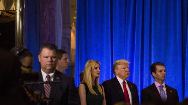 Доналд Тръмп заедно с членове на семейството си преди първата си пресконференция Снимка: John Taggart/Bloomberg