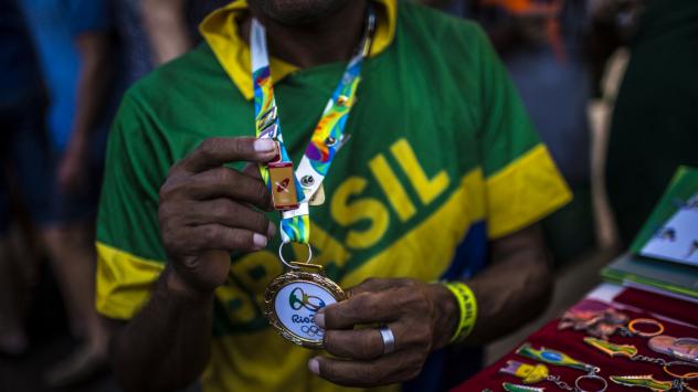 Уличен търговец продава суверини от Олимпиадата. Рио де Жанейро, Бразилия. 17 август 2016. Photographer: Dado Galdieri/Bloomberg