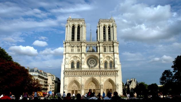 Фасадата на катедралата Нотър Дам в Париж. Photographer: Alastair Miller/Bloomberg News