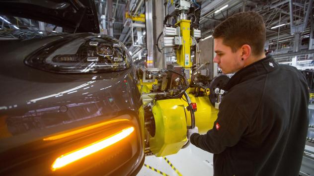 Служител поставя джантата на луксозен автомобил в завод в Германия Снимка: Krisztian Bocsi/Bloomberg